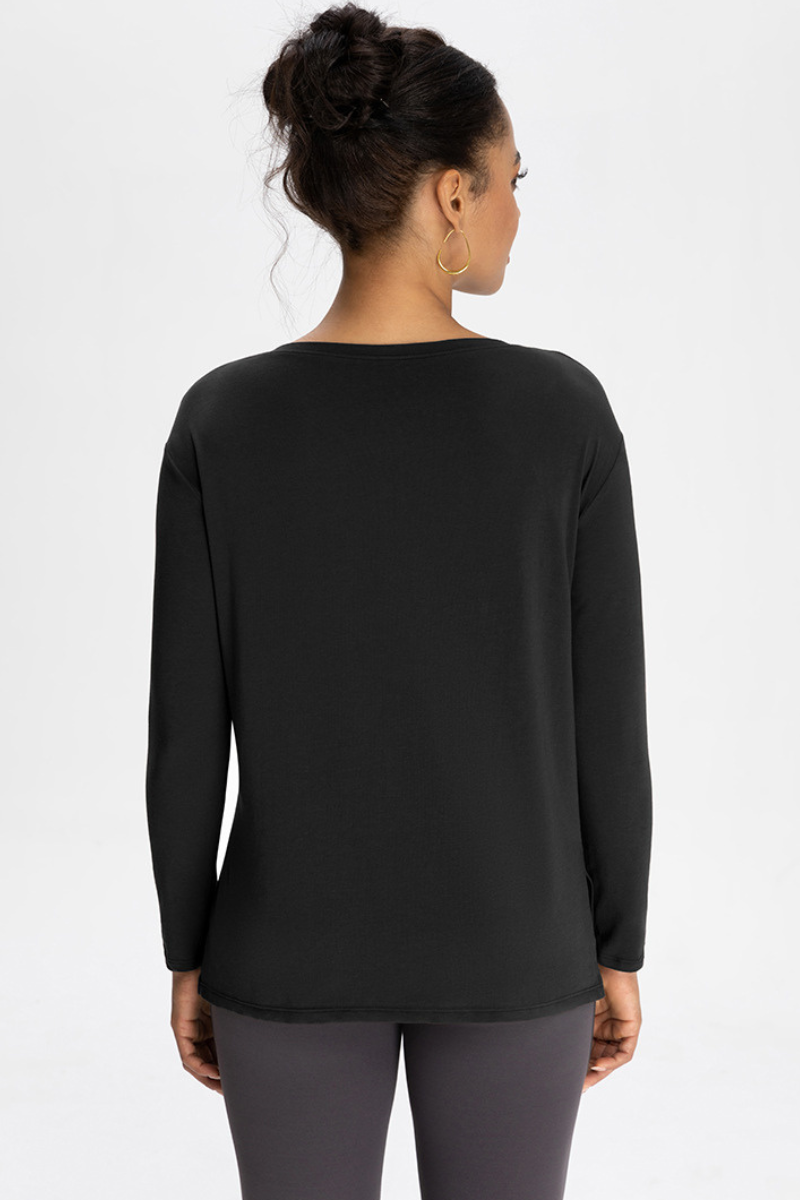 Round-necked sports top