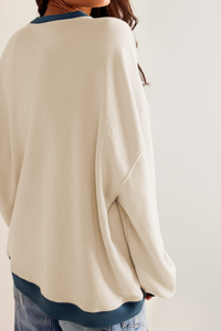 Contrasting-colored long-sleeved garment