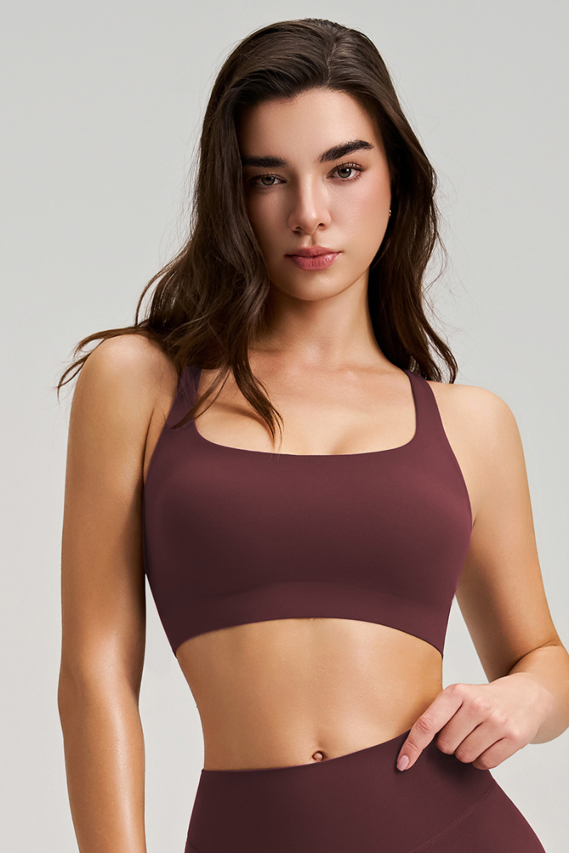 Cross-pattern shoulder strap sports bra