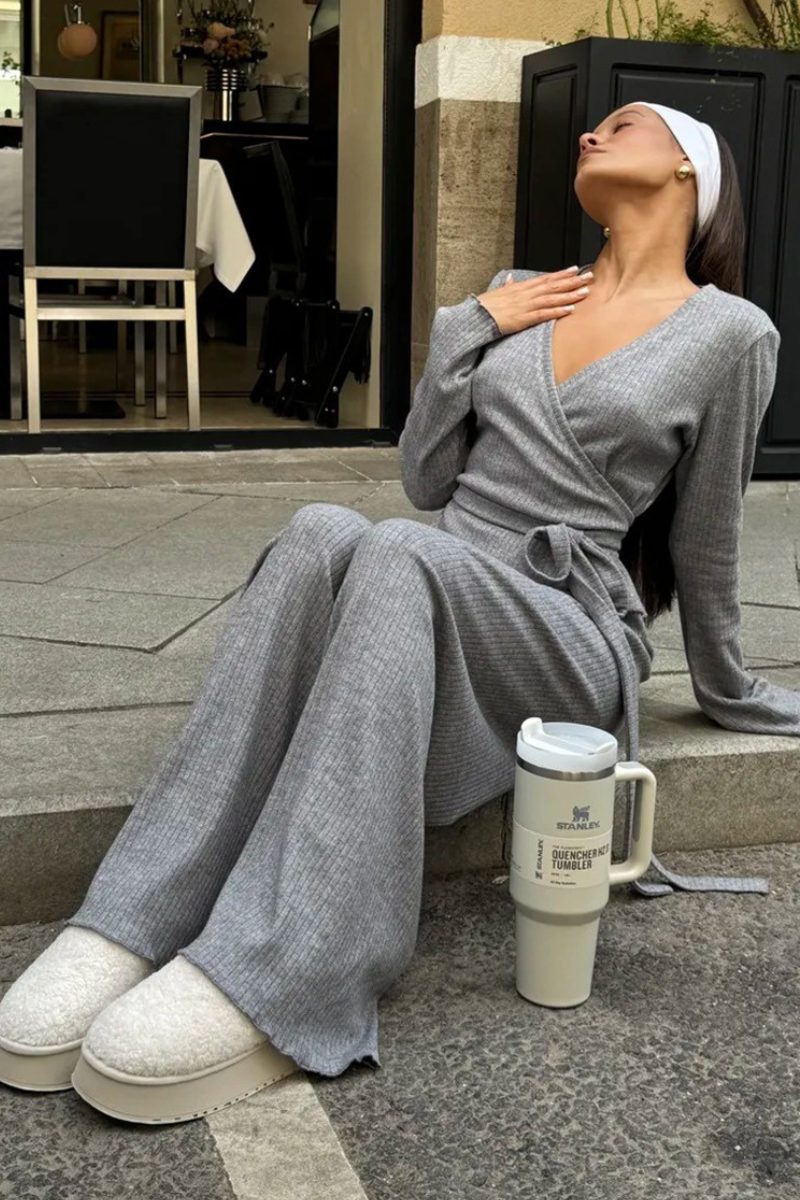 V-neck knitted long pants suit