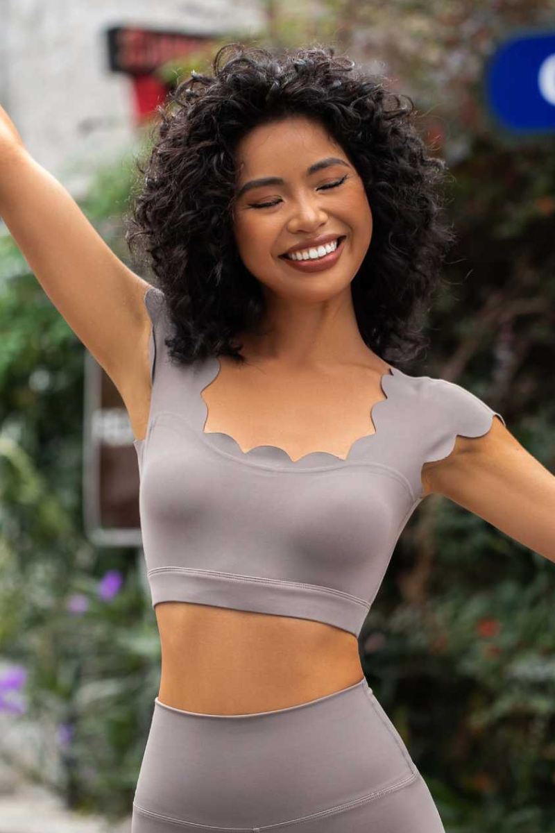 Women's Scalloped Cap Open Back Padded Cropped Tank Top