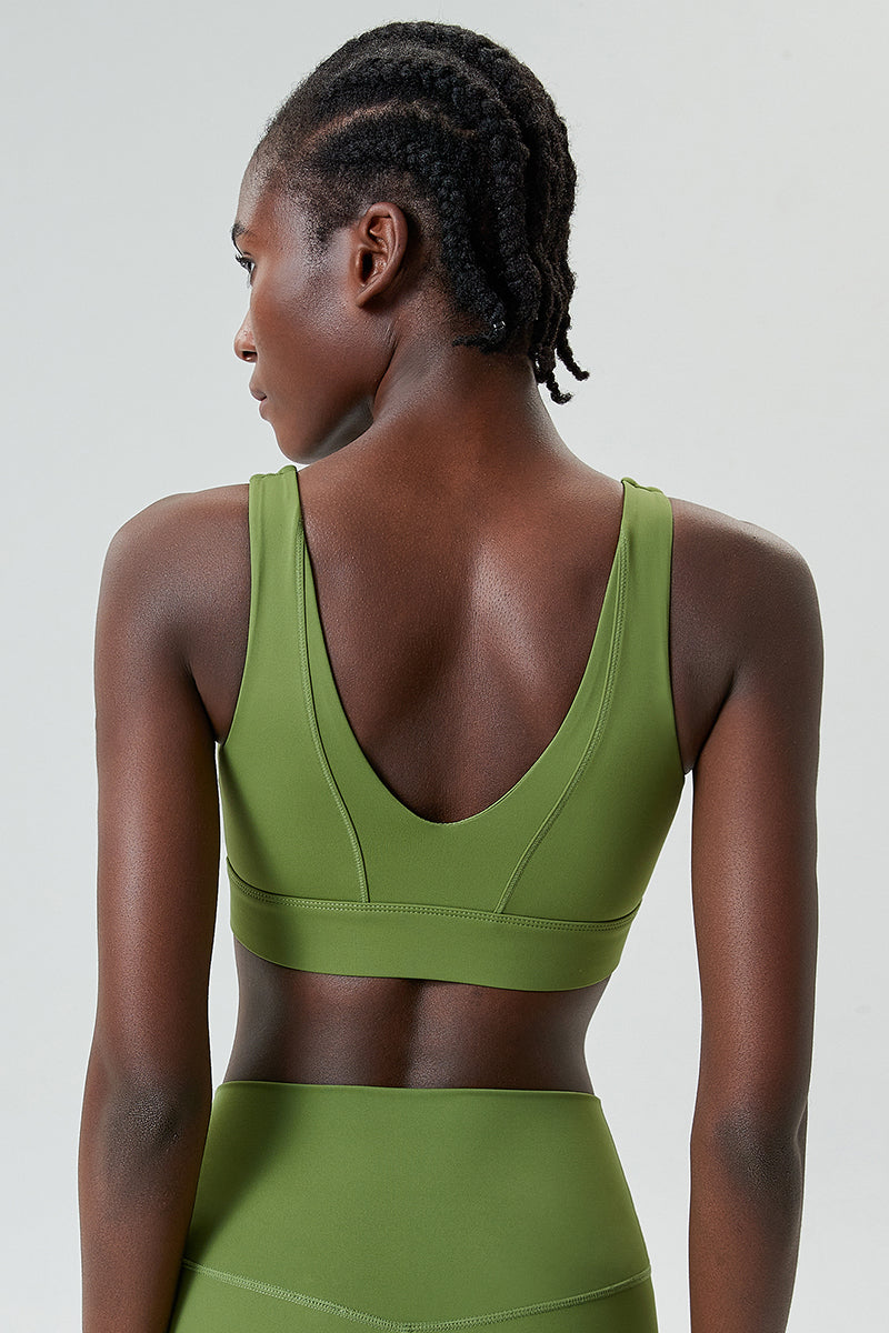 U-shaped back with wide shoulder straps Sports bra