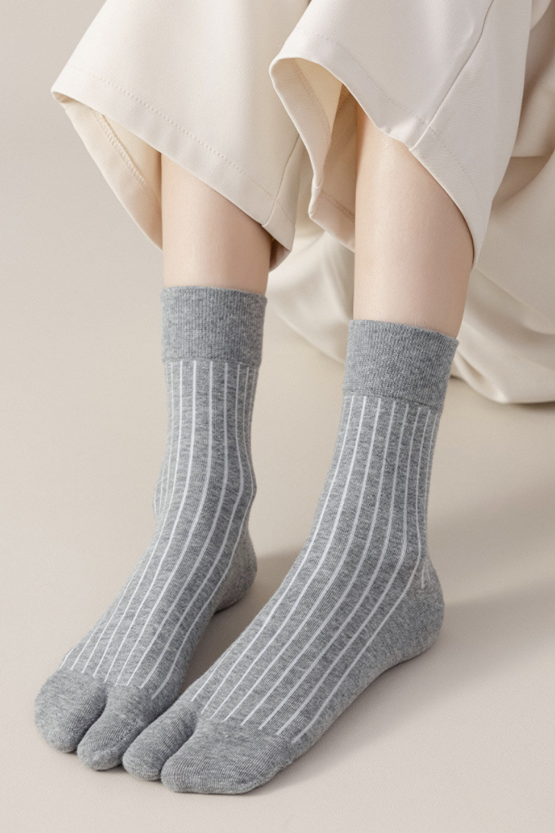 Women's Two-Toe Vertical Stripes Crew Solid Yoga Socks
