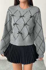 Bow-shaped diamond pattern sweater