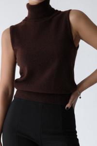 Early autumn high-neck, sleeveless base layer shirt