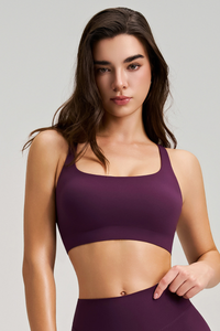 Cross-pattern shoulder strap sports bra