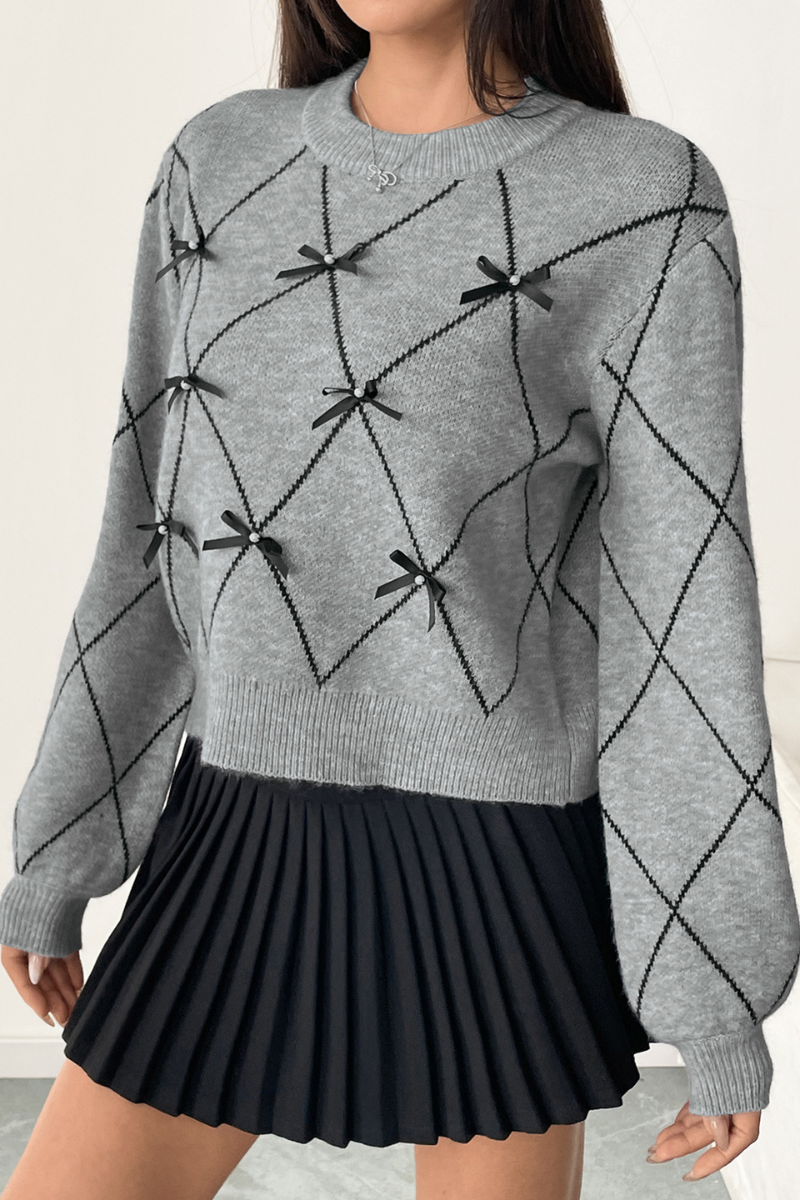 Bow-shaped diamond pattern sweater