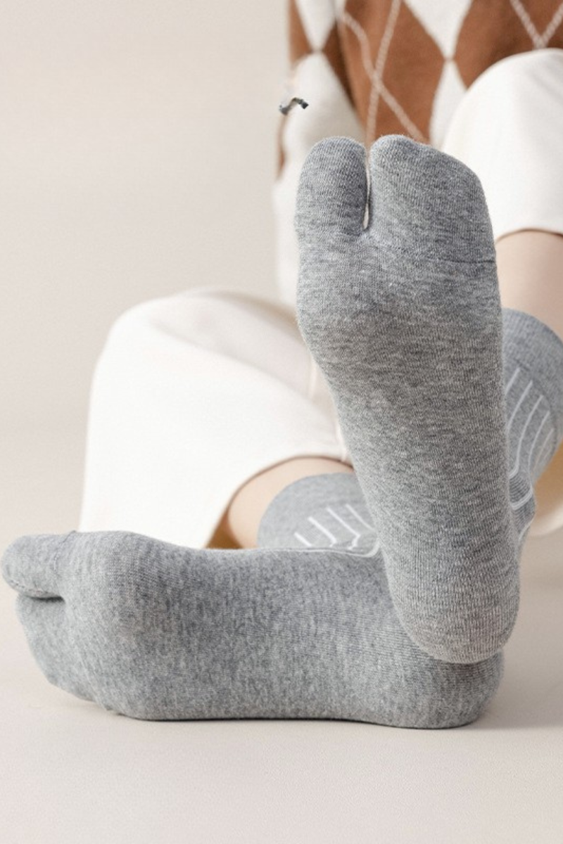 Women's Two-Toe Vertical Stripes Crew Solid Yoga Socks
