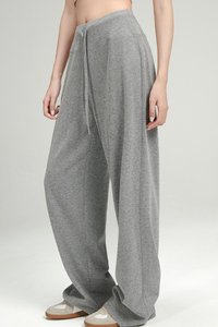 Women’s knitted ribbed casual pants.