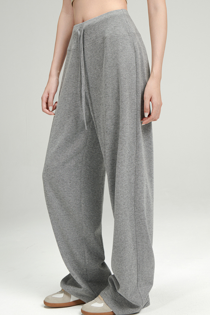 Women’s knitted ribbed casual pants.