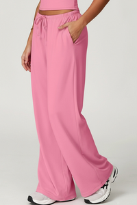 Women's slouchy straight-leg casual pants.