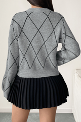 Bow-shaped diamond pattern sweater