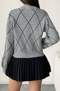 Bow-shaped diamond pattern sweater