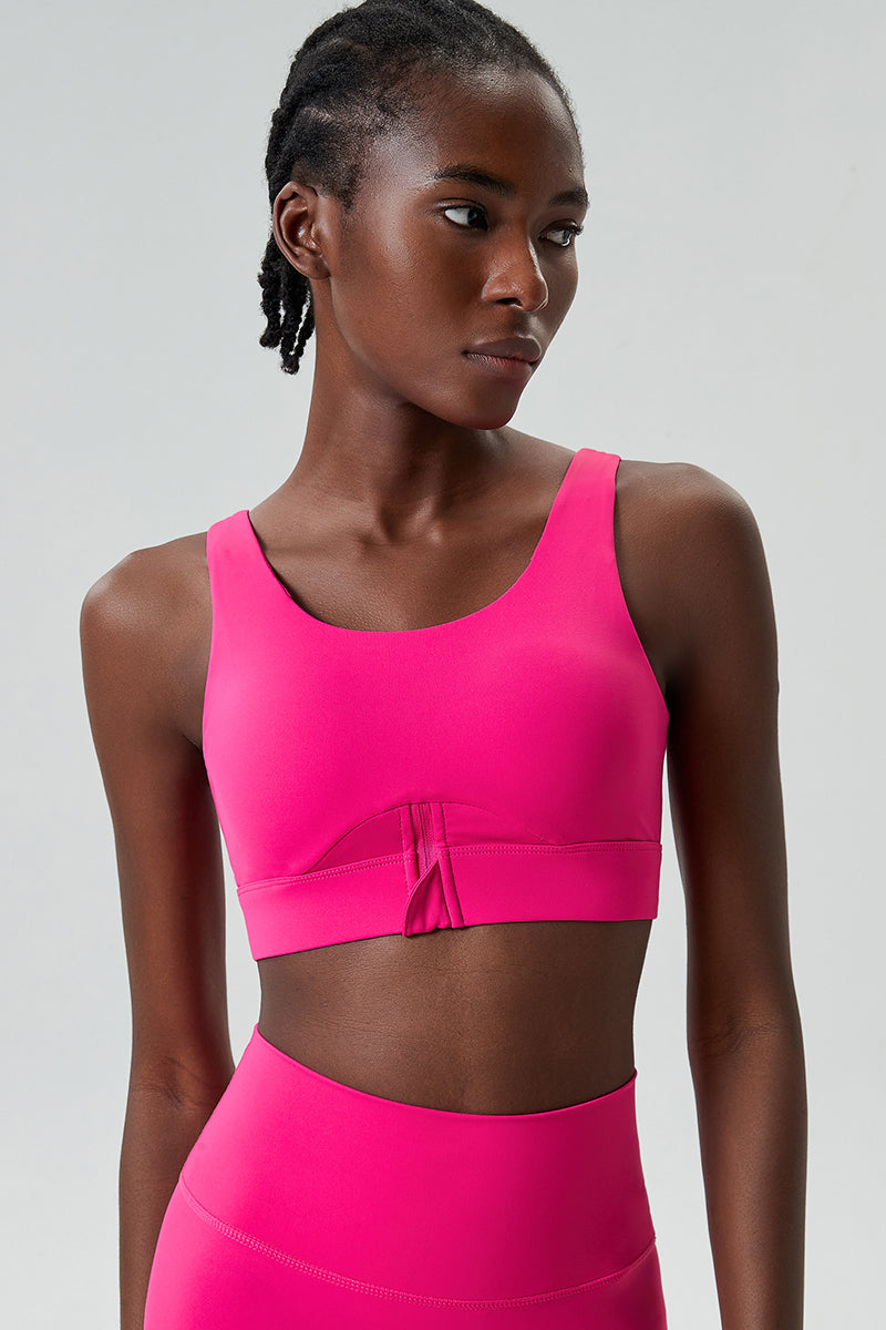 U-shaped back with wide shoulder straps Sports bra