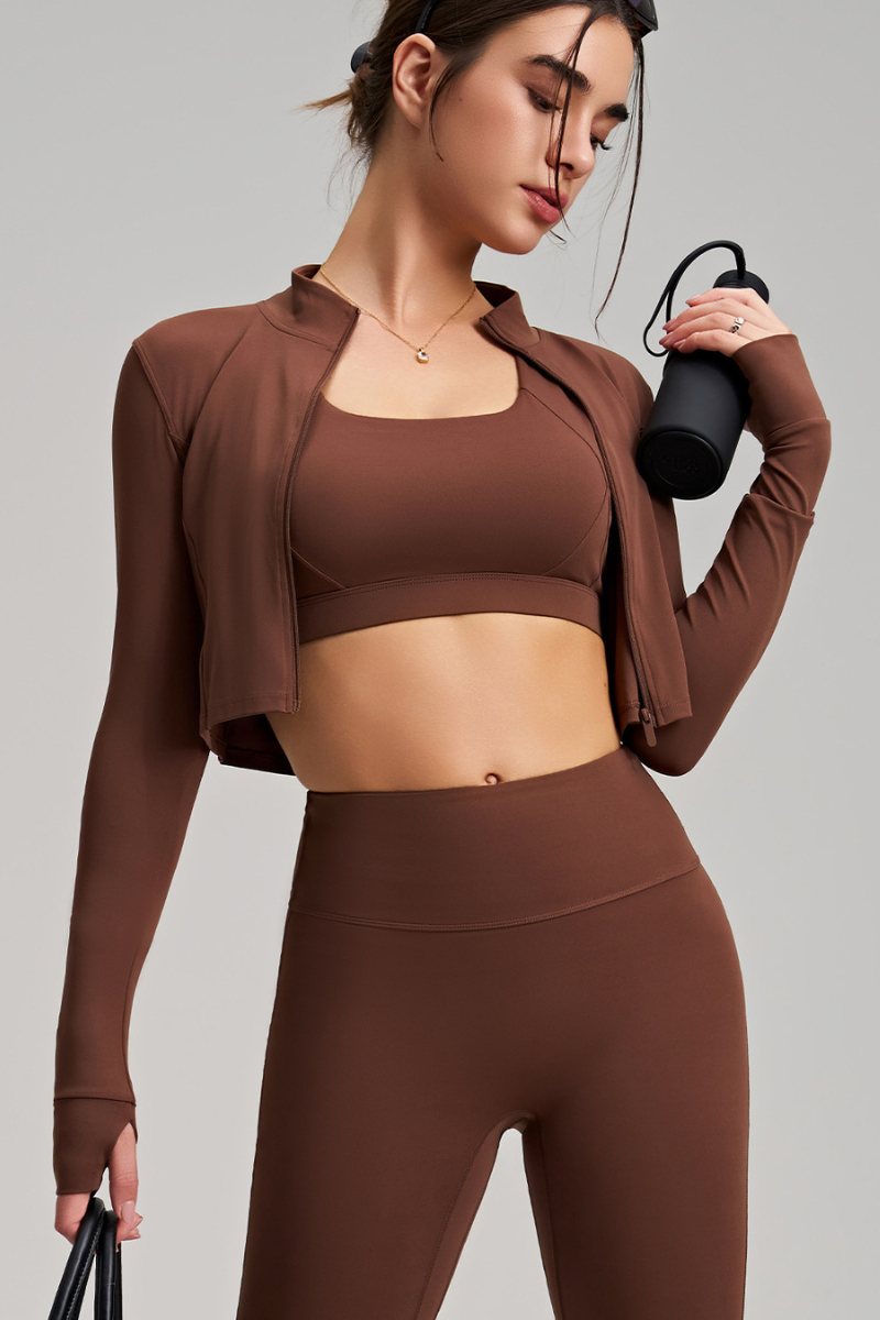 Two-piece sports outfit consisting of a bra and a jacket