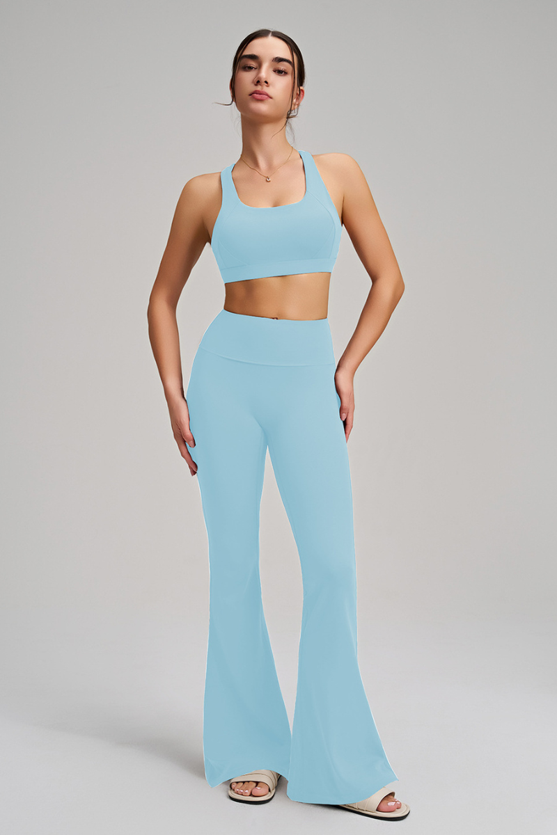 Sports outfit consisting of a bra and flared pants