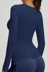 Round-necked, form-fitting long-sleeved top