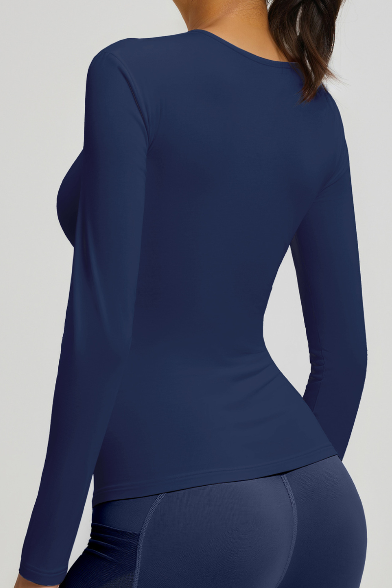 Round-necked, form-fitting long-sleeved top