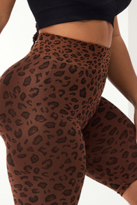 Large-sized leopard print five-inch yoga pants