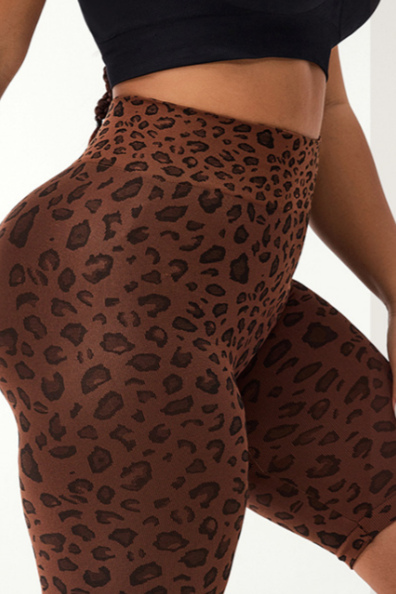 Large-sized leopard print five-inch yoga pants