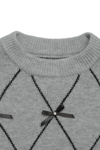 Bow-shaped diamond pattern sweater