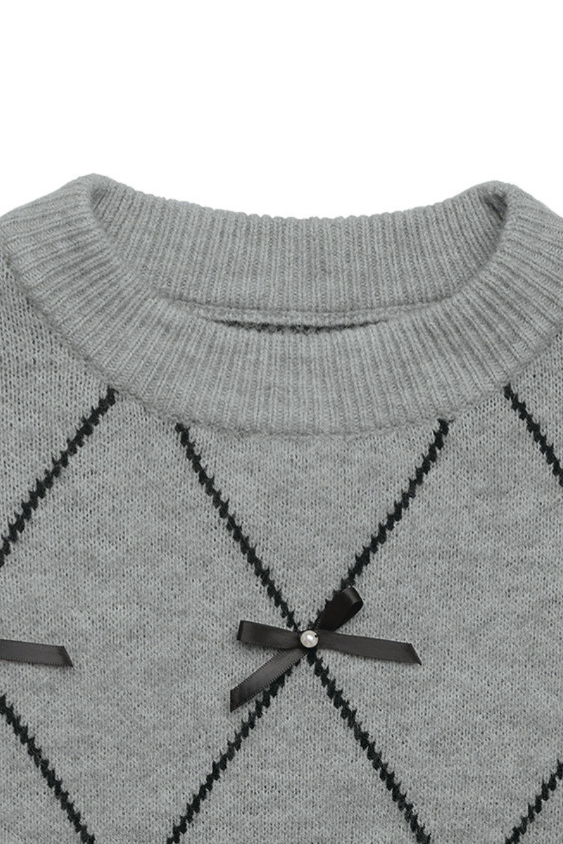 Bow-shaped diamond pattern sweater