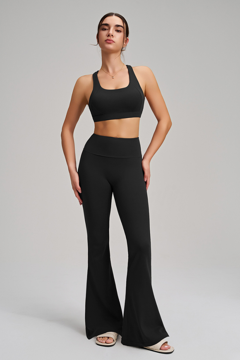 Sports outfit consisting of a bra and flared pants