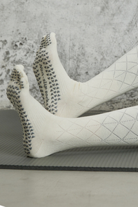 Women's Diamond Mesh Mid-Calf Yoga Grip Five-Toe Socks