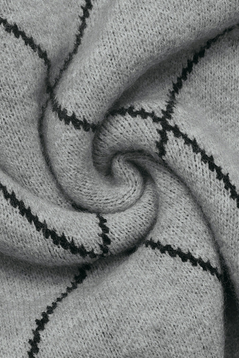 Bow-shaped diamond pattern sweater