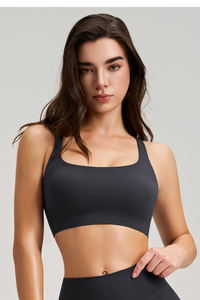 Cross-pattern shoulder strap sports bra