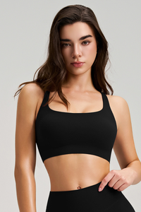 Cross-pattern shoulder strap sports bra