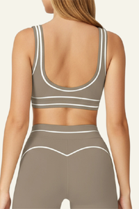 Women's  Color-blocked backless form-fitting sports bra.