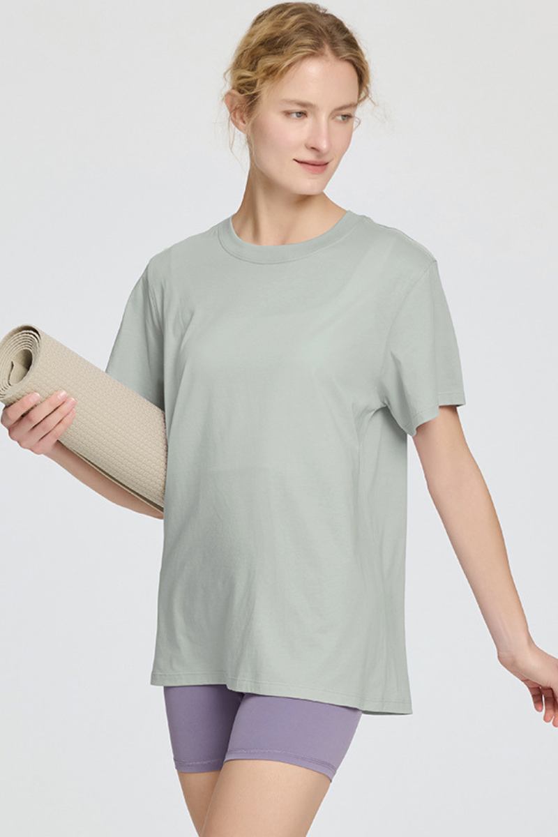 Loose-fitting, round-necked cotton T-shirt