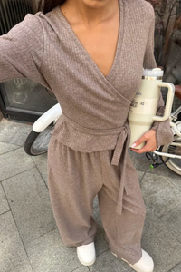 V-neck knitted long pants suit