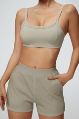 High-waisted, slim-fitting American-style sweatpants