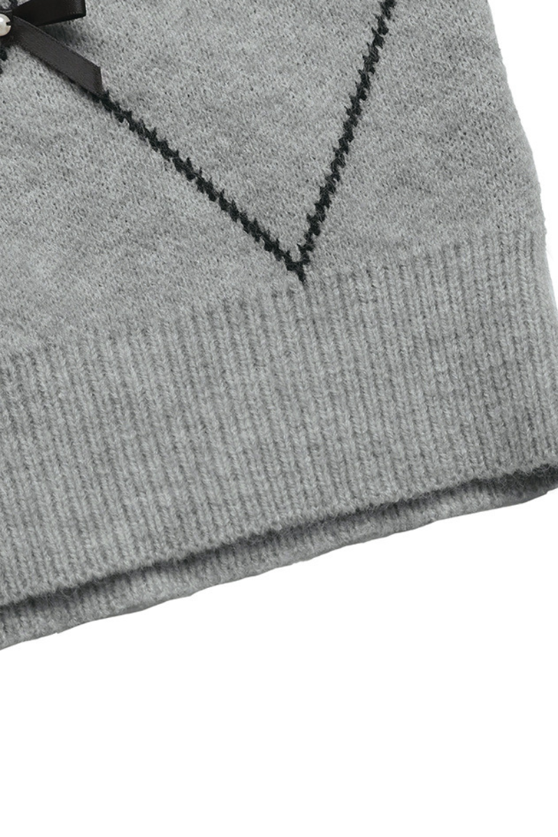 Bow-shaped diamond pattern sweater