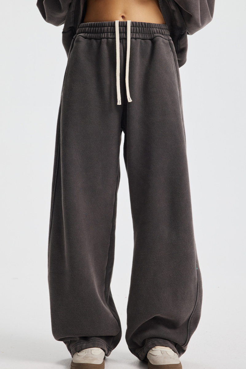 Thicker, distressed-look sweatpants with fleece lining