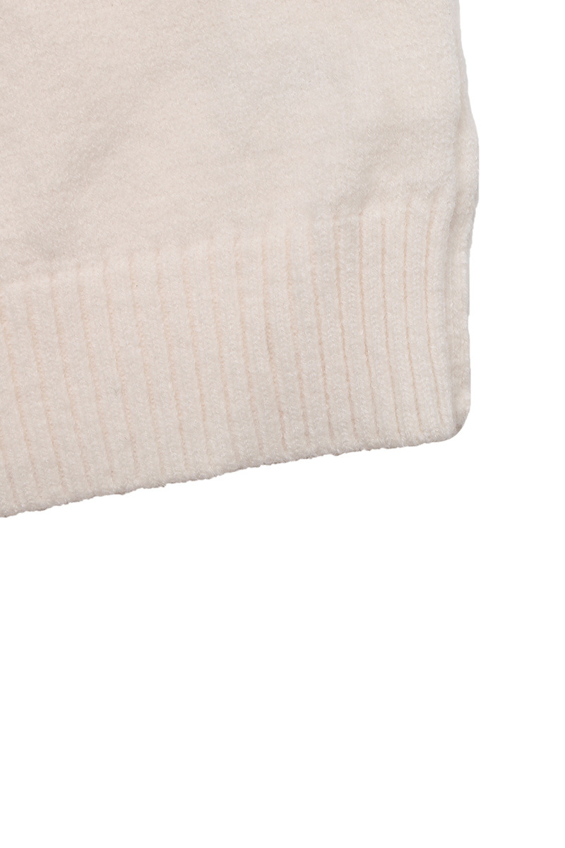 Heart-shaped pattern, semi-high collar, knitted sweater