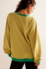 Contrasting-colored long-sleeved garment