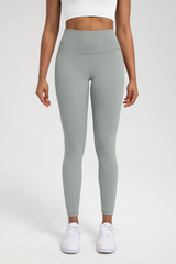 Tight-fitting athletic pants
