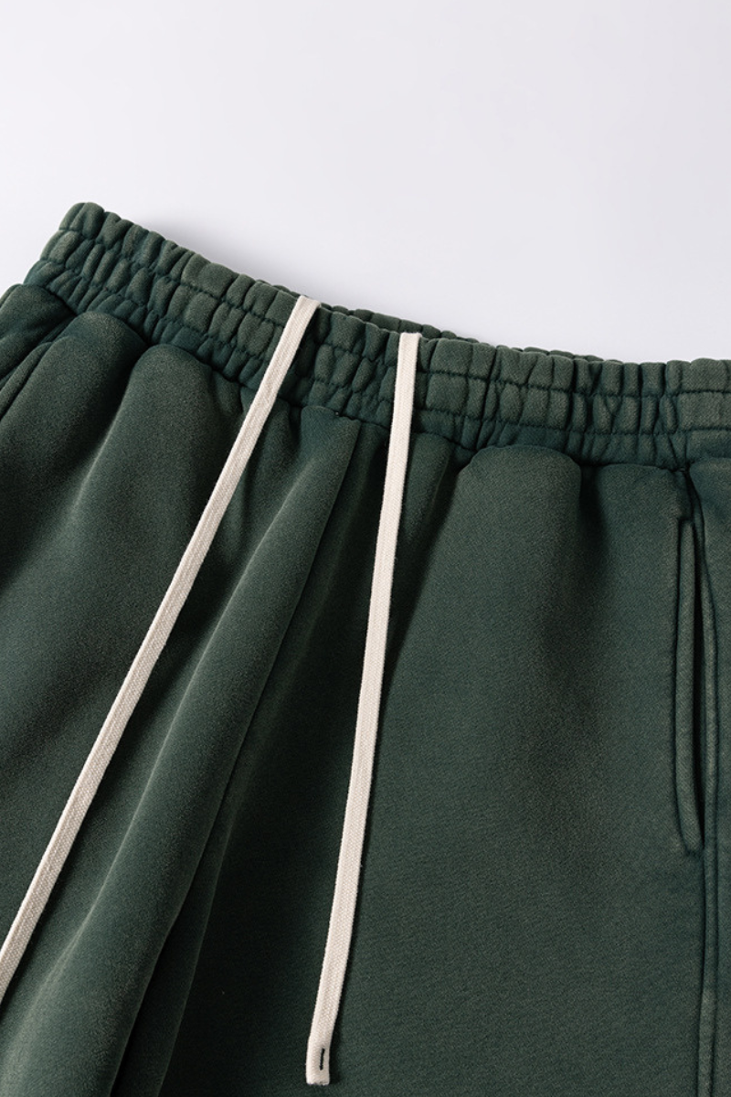 Water-washed and fleece-lined curved-blade pants.