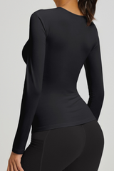 Round-necked, form-fitting long-sleeved top